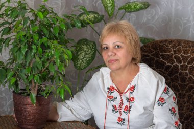 Geleneksel vyshyvanka giyim Ukraynalı kadın kapalı portresi