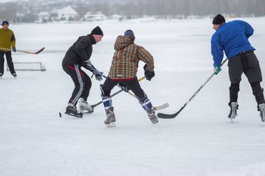 Dnipro, Ukrayna - 28 Ocak 2018: Ukrayna 'da donmuş bir nehirde hokey oynayan bir grup farklı yaşlı insan