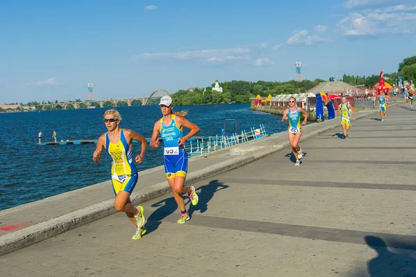 Dnepropetrovsk Ucrania Julio 2013 Ganador Subcampeón Carrera Triatlón Femenino Las — Foto de Stock