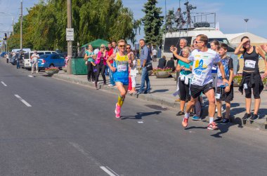 Dnepropetrovsk, Ukrayna - 12 Eylül 2015: Kazanan ve adam kim onu hayat yarışma sırasında şehir gün yerel etkinlik, 12 Eylül 2015, Dnepropetrovsk, Ukrayna için çalışmanın son aşamasında video çekim