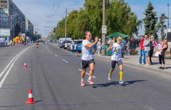 乌克兰第聂伯罗彼得罗夫斯克 2015年9月12日 2015年9月12日 乌克兰第聂伯罗彼得罗夫斯克 在城市日地方活动期间 生命跑 比赛的最后阶段 运动员选手和视频拍摄他的男子 — 图库照片