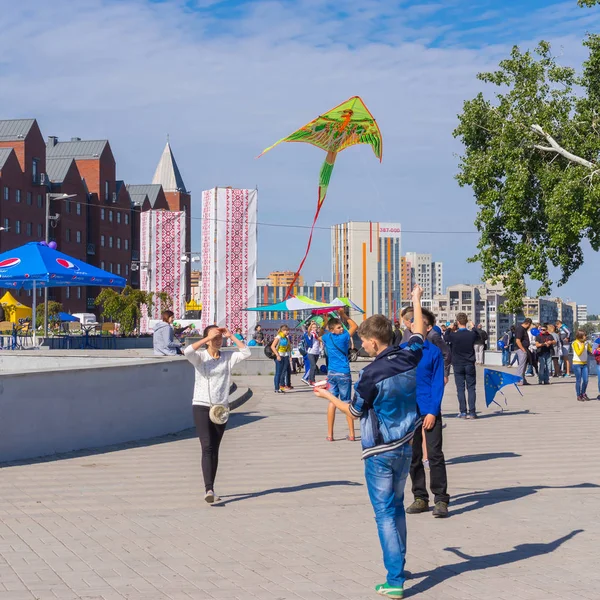 Dnepropetrovsk, Ukrayna - 12 Eylül 2015: şehir gün yerel etkinlik sırasında 12 Eylül 2015, Dnepropetrovsk, Ukrayna uçurtma uçan gençler