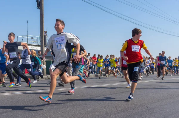 Dnepropetrovsk, Ukrayna - 12 Eylül 2015: Vadede yaşam Yarışması sırasında şehir gün yerel etkinlik, 12 Eylül 2015, Dnepropetrovsk, Ukrayna çalışan genç insanlar