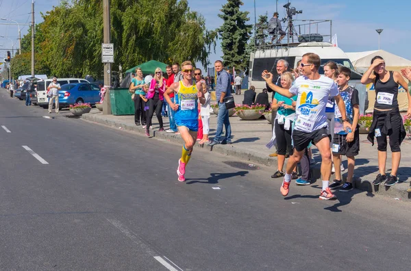 Dnepropetrovsk, Ukrayna - 12 Eylül 2015: Kazanan ve adam kim onu hayat yarışma sırasında şehir gün yerel etkinlik, 12 Eylül 2015, Dnepropetrovsk, Ukrayna için çalışmanın son aşamasında video çekim