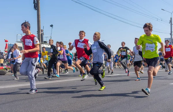 Dnepropetrovsk, Ukrayna - 12 Eylül 2015: Vadede yaşam Yarışması sırasında şehir gün yerel etkinlik, 12 Eylül 2015, Dnepropetrovsk, Ukrayna çalışan çocuklar