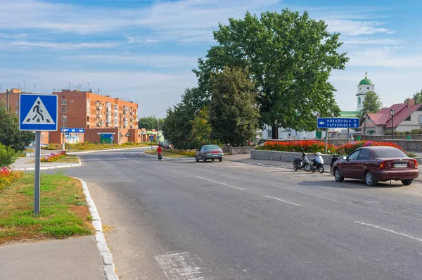 Kotelva, Poltavskaya oblast, Ukrayna - 05 Eylül 2015: sonbahar hafta sonu itibariyle Ukrayna kasaba merkezi sokak, yatay