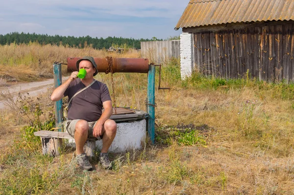 Уставший Путешественник Питьевая Вода Даче Центральной Украине — стоковое фото