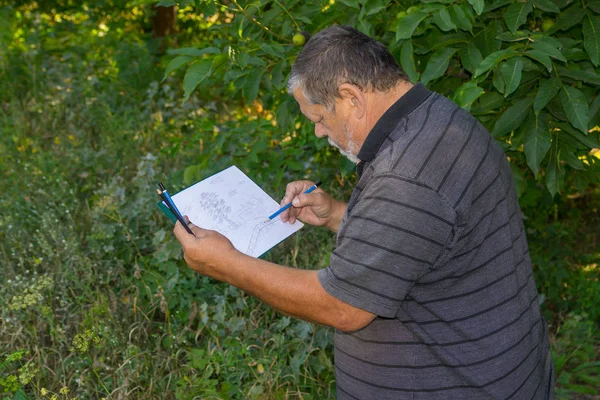 Komuta sizde kalem kroki manzara yapıyor portresi