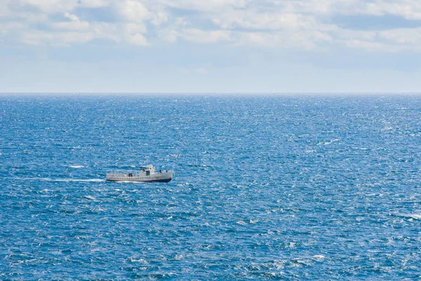 Безграничное Синее Море Одинокий Корабль — стоковое фото