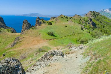 Karadağ volkanik dağ aralığından Meganom cape Doğu Kırım Yarımadası'nda göster