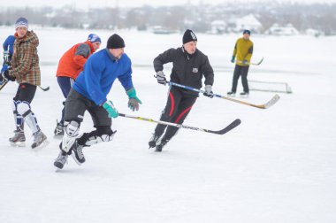 Dnipro, Ukrayna - 28 Ocak 2018: donmuş nehir Dnipro Ukrayna hokey oynamaya grubu aktif insanlar