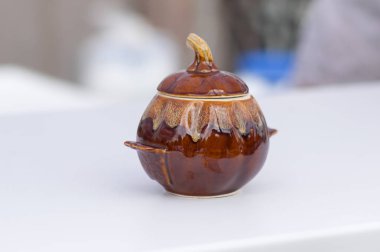 Işık bir yüzeye kabak ayakta şeklinde yapılan toprak çömlek