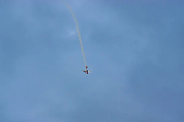 Avião Treinamento Leve Fazendo Loop Céus Escuros — Fotografia de Stock