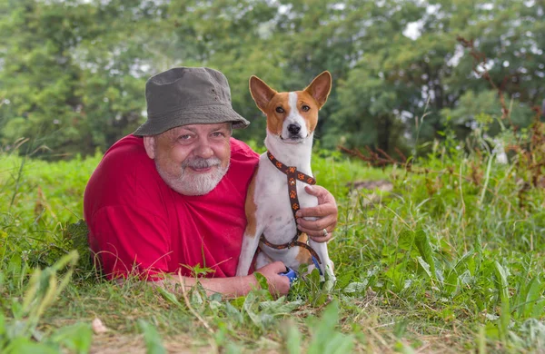 Basenji Und Sein Herrchen Auf Dem Boden Liegend Sommermorgen Flache — Stockfoto