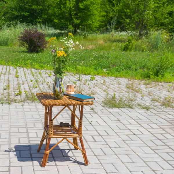 Mesa Mimbre Con Flores Silvestres Ramo Jarrón Jardín Verano — Foto de Stock