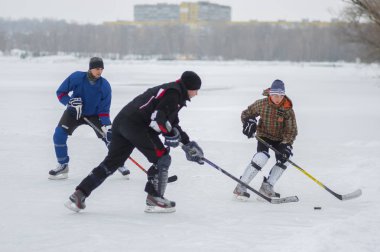 Dnipro, Ukrayna - 28 Ocak 2018: Grup donmuş nehir Dnipro Ukrayna hokey oynamaya etkin insan