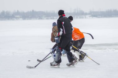 Dnipro, Ukrayna - 28 Ocak 2018: Grup donmuş nehir Dnipro Ukrayna hokey oynamaya etkin insan