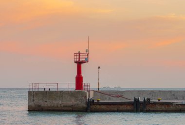 Karadeniz kıyısında Yalta limanda mini fener
