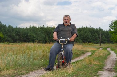 Yaşlı adam çocuklar bisiklet ile oynamak