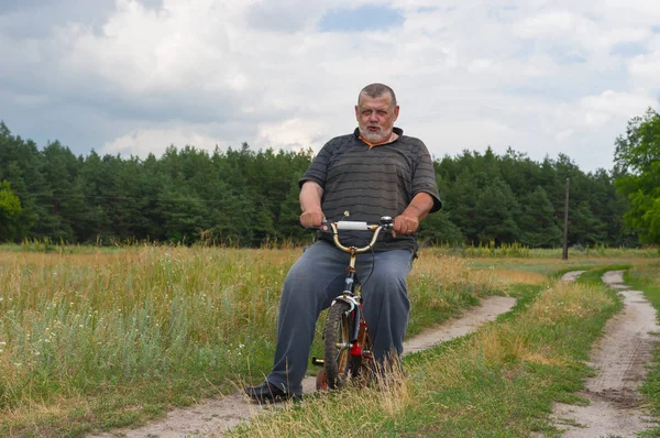 Yaşlı adam çocuklar bisiklet ile oynamak