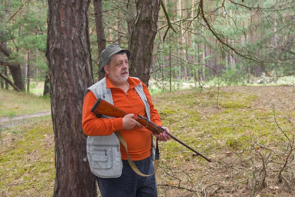 Tüfek Ile Üst Düzey Ranger Açık Portresi — Stok fotoğraf