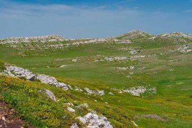 Güzel bahar manzara kireçtaşı Chatyr-Dah dağlık massif, Kırım yarımadası üzerinde