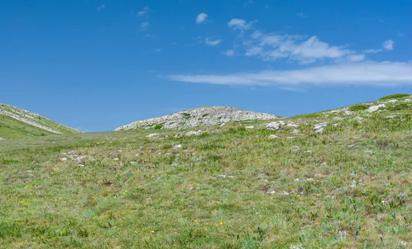 Chatyr-Dah dağlık massif Kırım Yarımadası'nda bahar peyzaj