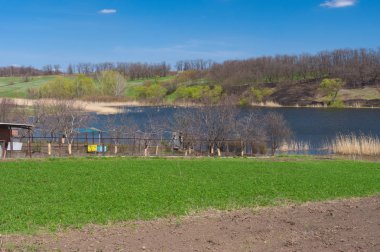 Dnepr şehir yakınlarındaki Vasylivka köyünde Suha Sura nehir kenarı ile Bahar manzara, orta Ukrayna