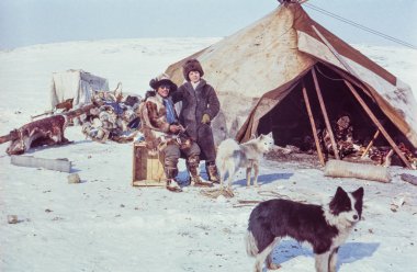 Çukçi Yarımadası, SSCB - 5 Mayıs 1983: Kafkas kadın pozlar Tundra yerli halkın İstasyonu ziyaret ederken Çukçi adamla
