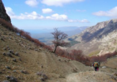 Bulanık arka plan - parça aşağı vadiye Karabi yeri, Crimea hiking ile dağ manzarası