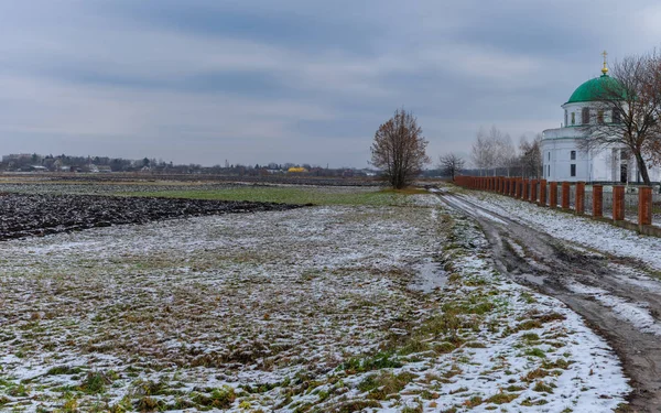 Paisaje Otoñal Panorámico Con Camino Tierra Junto Una Antigua Iglesia —  Fotos de Stock