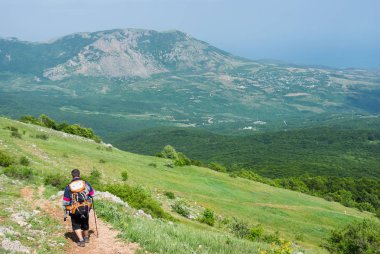 Kırım Dağları, Ukrayna - 24 Mayıs 2013: Ghosts of Valley aşağı yürüyüş yalnız uzun yürüyüşe çıkan kimse