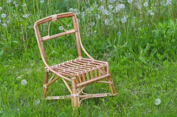 Cadeira Vime Artesanal Para Crianças Grama Primavera — Fotografia de Stock