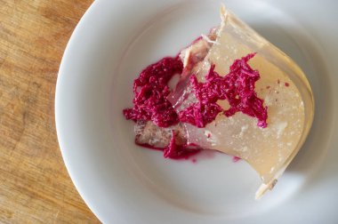 At-Turp turşusu içinde kırmızı pancar suyu ile aromalı Ukraynalı etli jöle ile bir tabakta üstten görünüm 