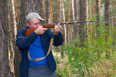 Ormandaki avcı amacı bir tüfek