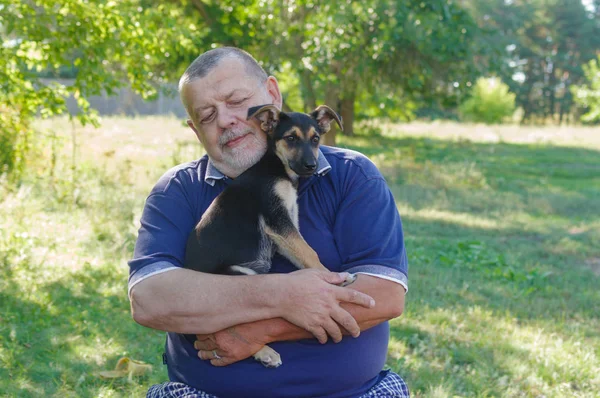 Outdoor Portrait Caucasian Senior Man Relaxing While Holding Black Little — Stock Photo, Image