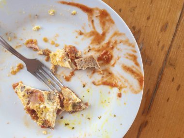 Omlet yemek artıkları ile bir tabakta Üstten Görünüm