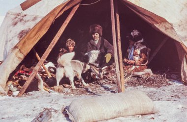 Çukçi Yarımadası, SSCB - Mayıs 1983: onların yaranga (çadır içinde yerli halkın ailesiyle konuşmayı beyaz bir kadın)