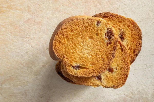 Vista Dall Alto Mucchio Croste Essiccate Con Sultana Piedi Una — Foto Stock