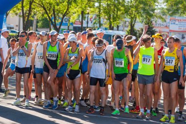Dnepropetrovsk, Ukrayna - 09 Mayıs 2013: Şehir sokaklarını Ukrayna sırasında yarı maraton yarışta Start çizgisinde, Atletizm Şampiyonası açıldı 