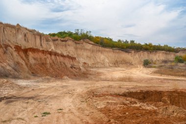Bir açık kil çukuru Merkezi Ukrayna