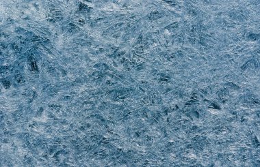 Bir arka plan olarak bir su yüzeyinde buz desen