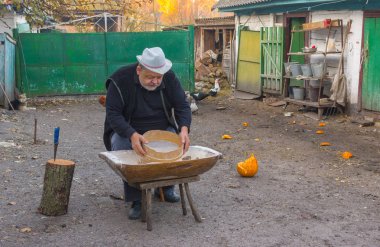 Homestead - Merkezi Ukrayna, Europe adlı günlük çalışma (yemek ekran para cezaları) yapan ülke erkek