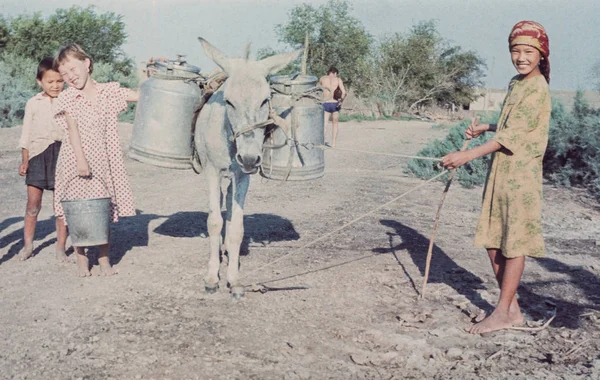 Turkmenska Ssr Ussr Juni 1988 Happy Kids Leverera Vatten Från — Stockfoto