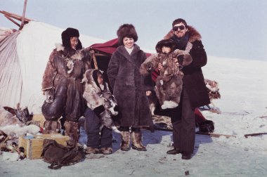 Çukçi Yarımadası, SSCB - Mayıs 1983: Kafkas erkek ve kadın yerli halkın istasyonu ziyaret