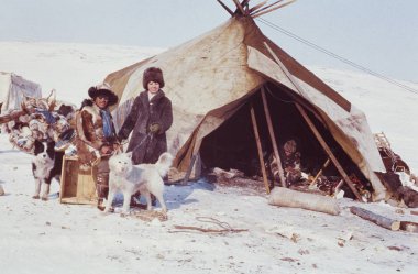 Çukçi Yarımadası, SSCB - Mayıs 1983: yerli halkın istasyonu ziyaret beyaz bir kadın