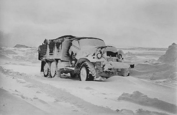 Tjuktjerhalvön Sovjetunionen April 1982 Expeditions Lastbil Täckt Med Snö Tundra — Stockfoto