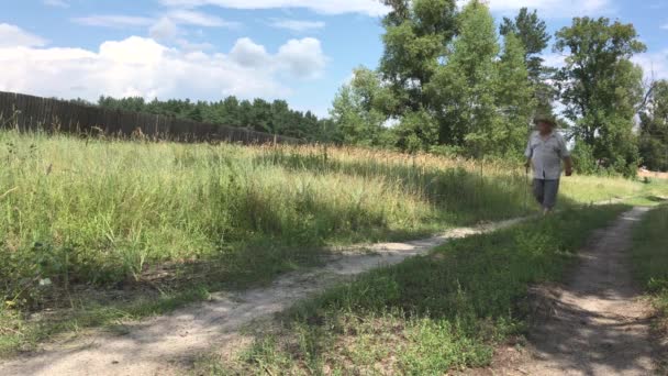 Overweighted Senior Man Lopen Een Zomer Aarde Pad Barefoot — Stockvideo