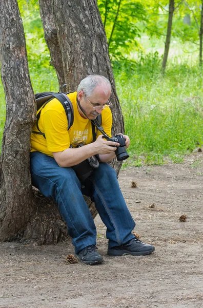 Tarama Hevesli Olgun Fotoğrafçı Fotoğraf Fotoğraf Makinesine Içerlemek — Stok fotoğraf