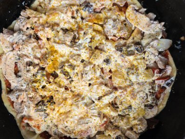 Damlama Pan çiğ el yapımı pizza pişirme için hazırdır